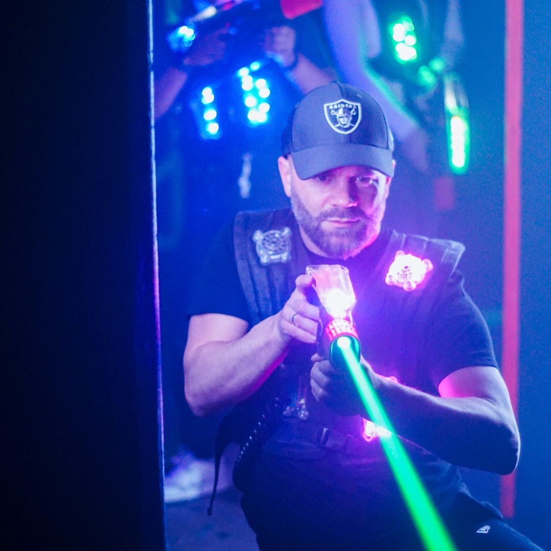 Spieler zielt mit grünem Laserstrahl in der Lasertag-Arena Hannover