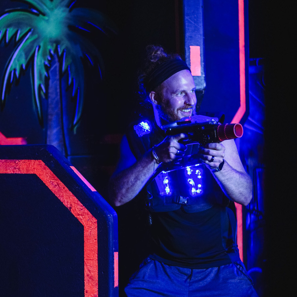 Lasertag-Spieler in Deckung im Neon-Labyrinth der Arena Hannover