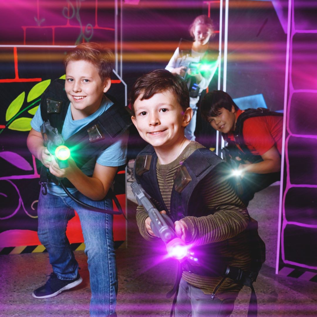 Kinder im Schwarzlicht-Labyrinth der Lasertag-Arena Hannover