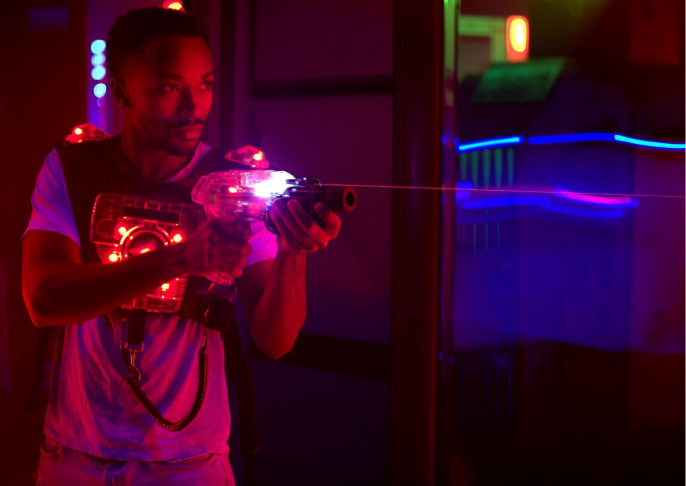 Spieler zielt mit leuchtendem Phaser durch die Lasertag-Arena in Hannover