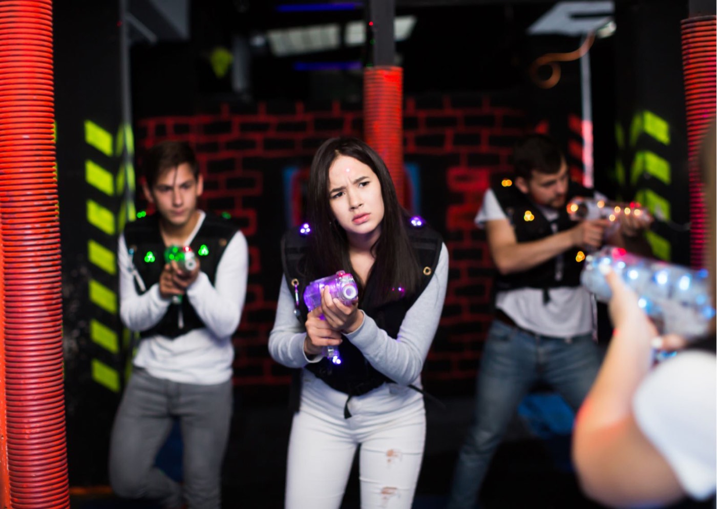 Vier Spieler mit Lasertag-Westen bereit zum Match in Hannover